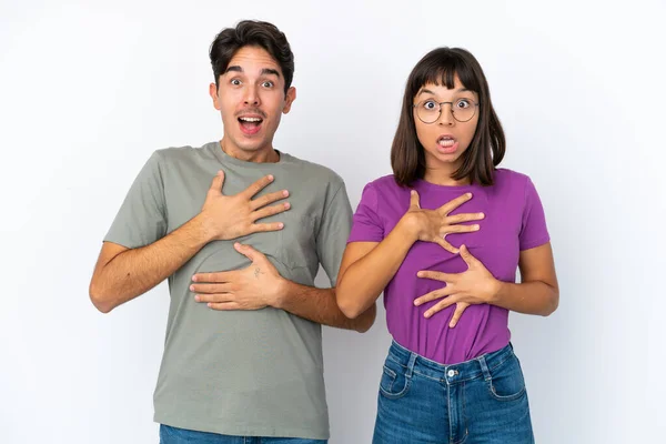 Casal Jovem Isolado Fundo Branco Isolado Surpreso Chocado Olhar Para — Fotografia de Stock