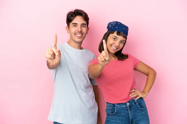 Молодая Пара Выделяется Розовом Фоне Показывая Поднимая Палец — стоковое фото