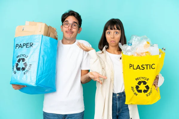 Casal Jovem Segurando Saco Cheio Plástico Papel Para Reciclar Isolado — Fotografia de Stock