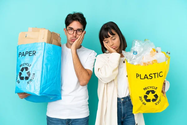 Jovem Casal Segurando Saco Cheio Plástico Papel Para Reciclar Isolado — Fotografia de Stock