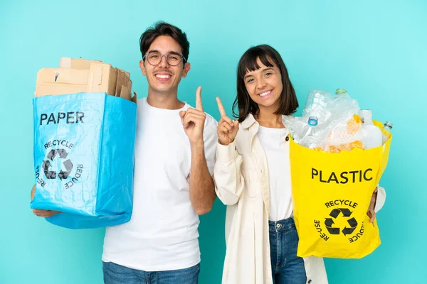 Mavi Arka Planda Izole Edilmiş Plastik Kâğıt Dolu Bir Çanta — Stok fotoğraf