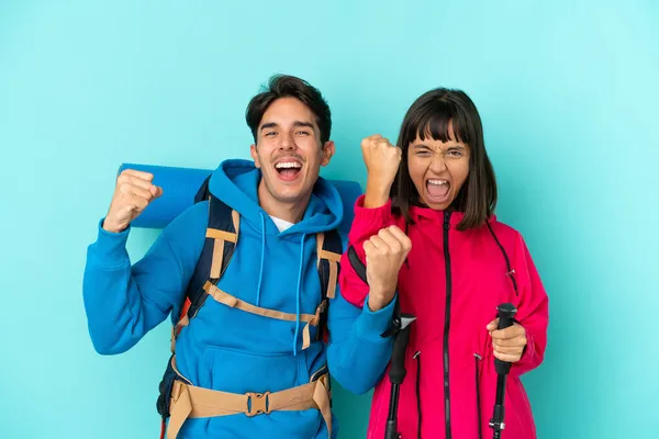 Pareja Jóvenes Montañistas Aislados Sobre Fondo Azul Celebrando Una Victoria —  Fotos de Stock