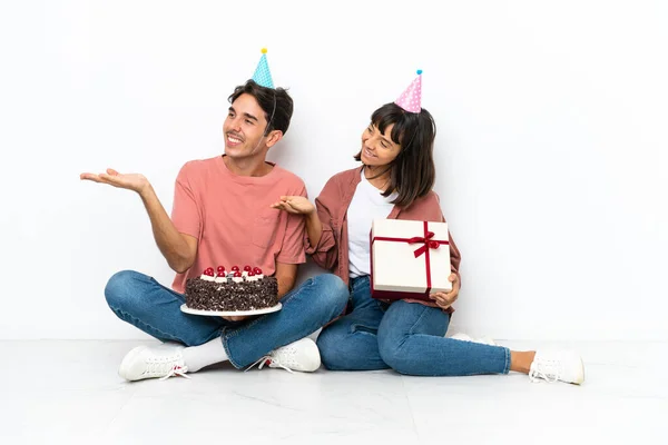 Junges Gemischtes Paar Das Einen Geburtstag Feiert Sitzt Isoliert Auf — Stockfoto