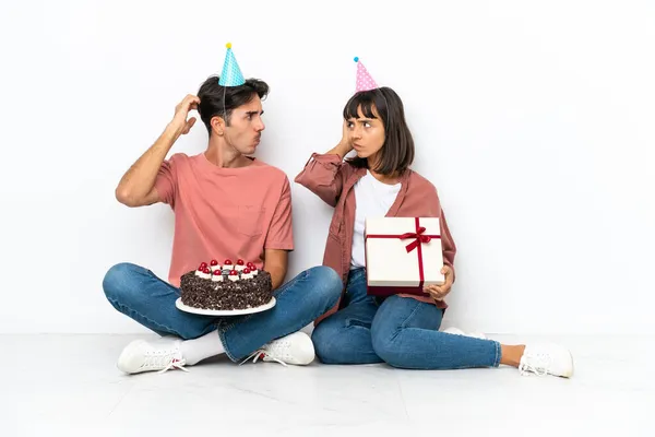 Pareja Joven Raza Mixta Celebrando Cumpleaños Sentada Suelo Aislada Sobre —  Fotos de Stock