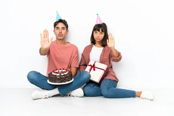 Pareja Joven Raza Mixta Celebrando Cumpleaños Sentada Suelo Aislada Sobre —  Fotos de Stock