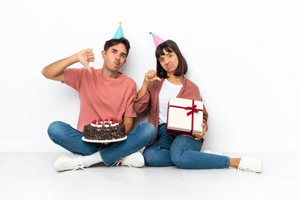 Pareja Joven Raza Mixta Celebrando Cumpleaños Sentada Suelo Aislada Sobre —  Fotos de Stock