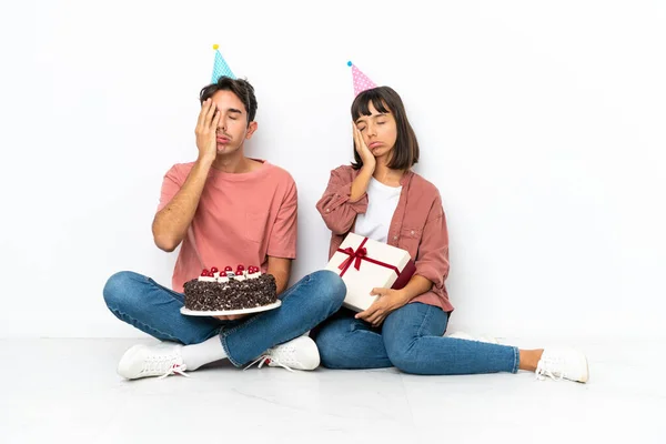 Pareja Joven Raza Mixta Celebrando Cumpleaños Sentada Suelo Aislada Sobre —  Fotos de Stock