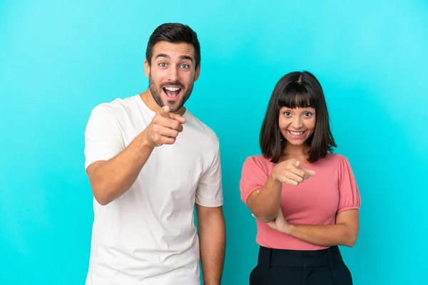 Casal Jovem Isolado Fundo Azul Aponta Dedo Para Você Com — Fotografia de Stock