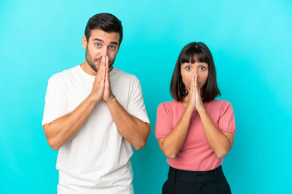 Jeune Couple Isolé Sur Fond Bleu Garde Paume Ensemble Personne — Photo