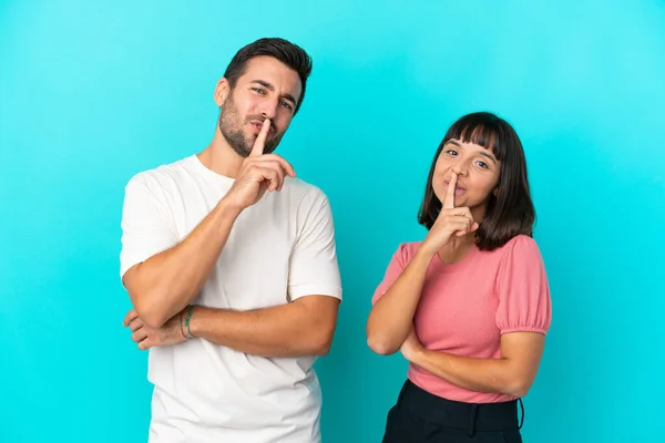 Junges Paar Isoliert Auf Blauem Hintergrund Zeigt Zeichen Des Mundschließens — Stockfoto
