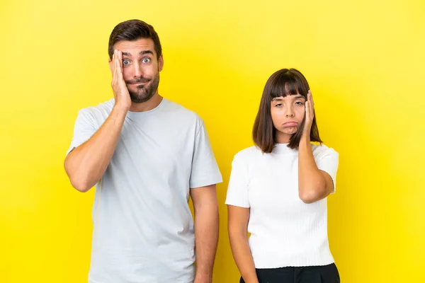 Junges Paar Isoliert Auf Gelbem Hintergrund Mit Überraschung Und Schockiertem — Stockfoto