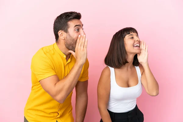 Junges Paar Isoliert Auf Rosa Hintergrund Schreit Mit Weit Geöffnetem — Stockfoto