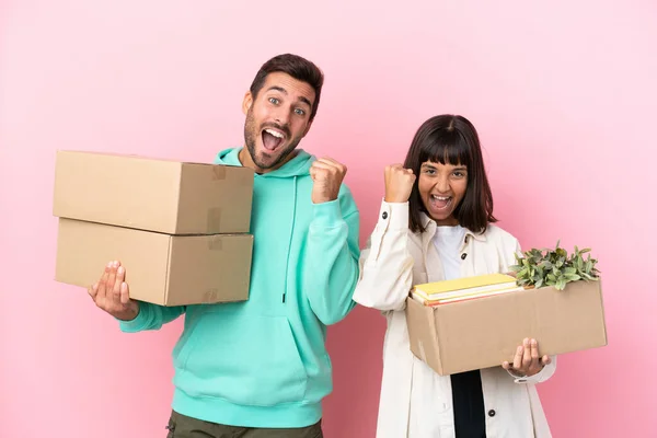 Jovem Casal Beleza Movendo Nova Casa Entre Caixas Isoladas Fundo — Fotografia de Stock