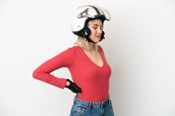 年轻的高加索女人 头戴摩托车头盔 背景为白色 因努力工作而腰酸背痛 — 图库照片