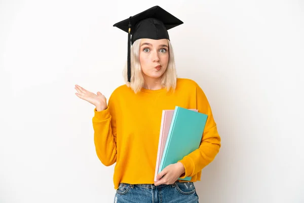 Giovane Universitaria Donna Caucasica Laureata Isolato Sfondo Bianco Avendo Dubbi — Foto Stock