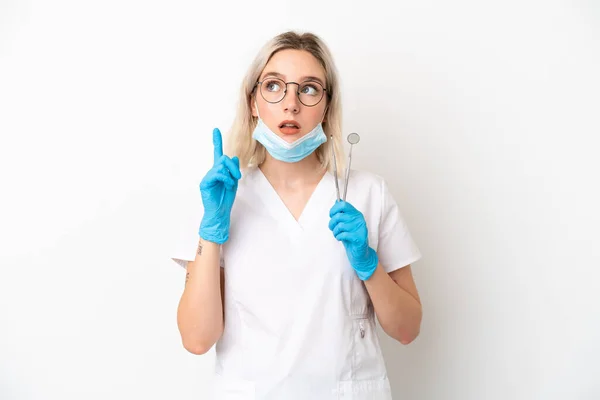 Zahnärztin Kaukasische Frau Mit Werkzeugen Isoliert Auf Weißem Hintergrund Denken — Stockfoto