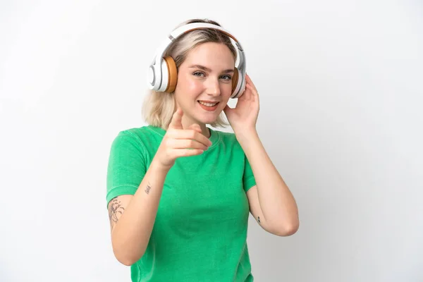 Νεαρή Καυκάσια Γυναίκα Απομονωμένη Λευκό Φόντο Ακούγοντας Μουσική Και Δείχνοντας — Φωτογραφία Αρχείου