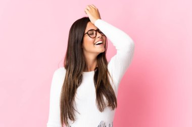 Pembe arka planda izole edilmiş genç Brezilyalı kadın bir şey fark etti ve çözüme niyetlendi.