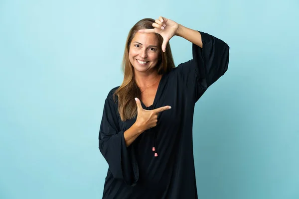 Mulher Brasileira Meia Idade Isolada Sobre Fundo Azul Focando Rosto — Fotografia de Stock