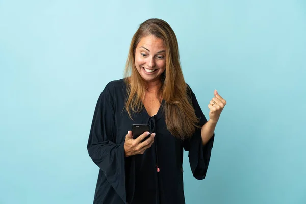 Mujer Brasileña Mediana Edad Aislada Sobre Fondo Azul Sorprendida Enviando —  Fotos de Stock