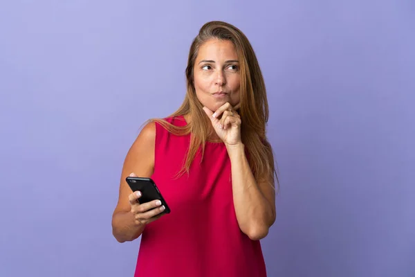 Donna Brasiliana Mezza Età Isolata Sfondo Viola Utilizzando Telefono Cellulare — Foto Stock