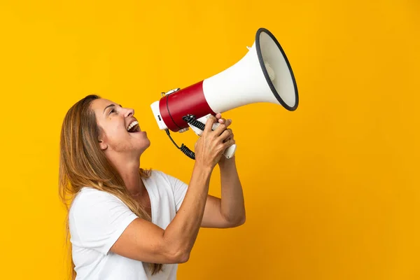 Middle Age Brazilian Woman Isolated Yellow Background Shouting Megaphone Announce — Stock Photo, Image