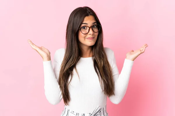 Young Brazilian Woman Isolated Pink Background Having Doubts While Raising — Stockfoto