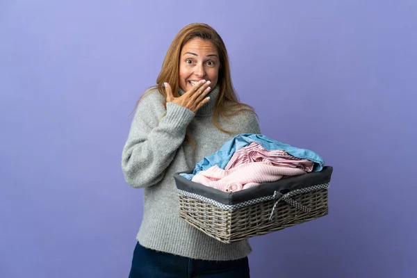 Frau Mittleren Alters Hält Einen Wäschekorb Isoliert Auf Lila Hintergrund — Stockfoto