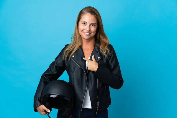 Mujer Mediana Edad Sosteniendo Casco Motocicleta Aislado Sobre Fondo Azul —  Fotos de Stock