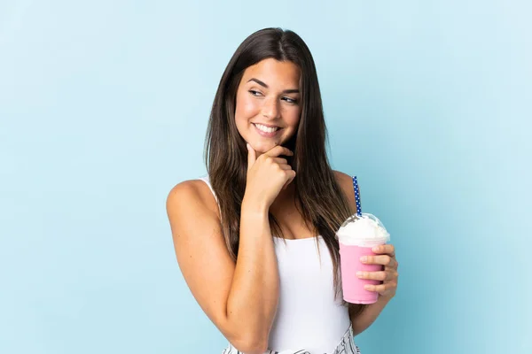 Young Brazilian Woman Strawberry Milkshake Isolated Blue Background Looking Side — Stock Photo, Image