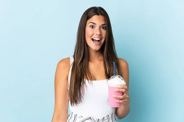 Young Brazilian Woman Strawberry Milkshake Isolated Blue Background Surprise Facial — Stock Photo, Image