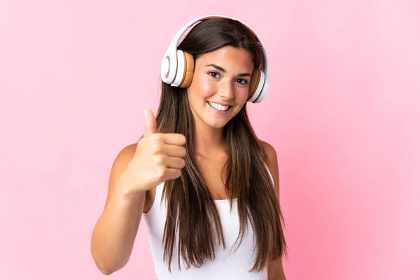 Jovem Brasileira Isolada Fundo Rosa Ouvindo Música Com Polegar Para — Fotografia de Stock