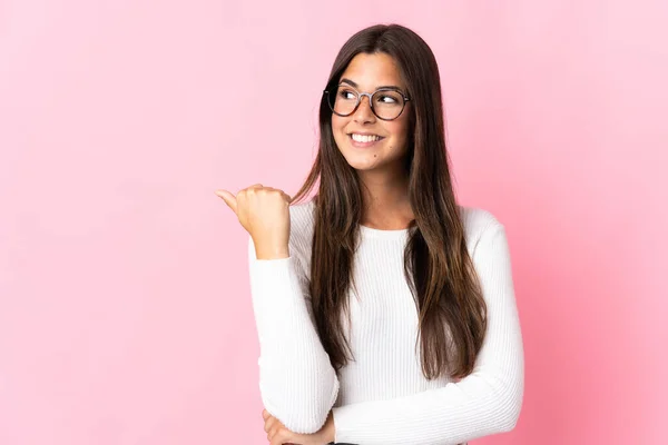 Junge Brasilianerin Isoliert Auf Rosa Hintergrund Zeigt Auf Die Seite — Stockfoto