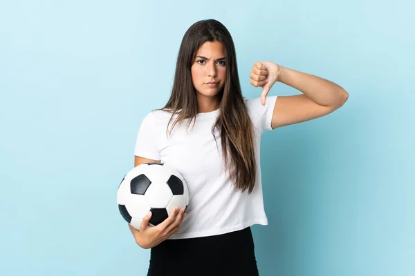 Νεαρή Ποδοσφαιριστής Βραζιλίας Κορίτσι Απομονώνονται Μπλε Φόντο Δείχνει Τον Αντίχειρα — Φωτογραφία Αρχείου