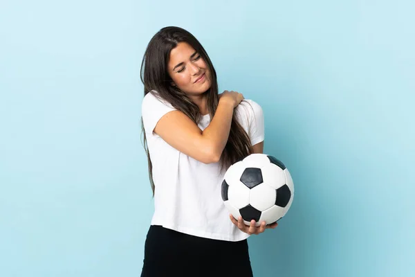 年轻的足球运动员 巴西女孩 因努力工作而被隔离在蓝色背景下 肩头酸痛 — 图库照片