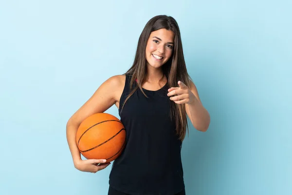Молода Бразільська Дівчина Ізольована Синьому Фоні Грає Баскетбол Вказує Передній — стокове фото