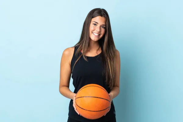 Mavi Arka Planda Izole Edilmiş Genç Brezilyalı Kız Basketbol Oynuyor — Stok fotoğraf
