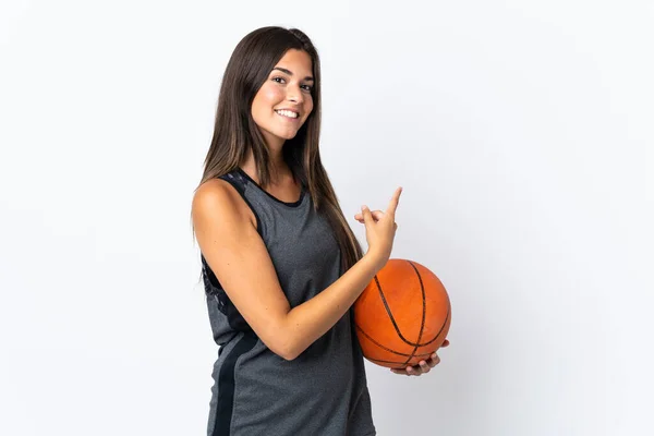 年轻的巴西女子打篮球时被白色背景隔离 手指指向旁边 — 图库照片