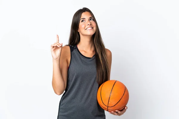 Молодая Бразильская Женщина Играющая Баскетбол Белом Фоне Указывает Отличную Идею — стоковое фото