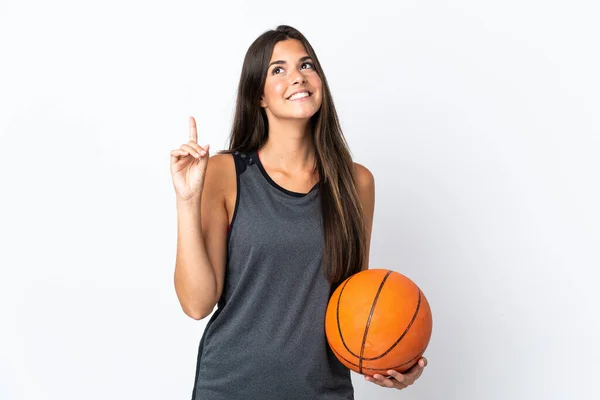 Jovem Brasileira Jogando Basquete Isolada Fundo Branco Apontando Para Uma — Fotografia de Stock