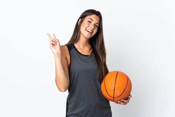 Joven Brasileña Jugando Baloncesto Aislada Sobre Fondo Blanco Sonriendo Mostrando —  Fotos de Stock