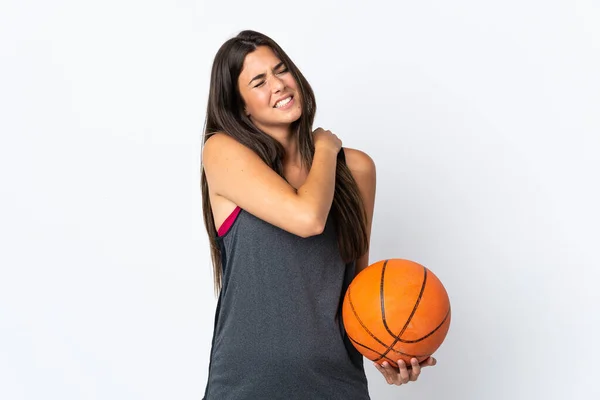 Молодая Бразильская Женщина Играющая Баскетбол Белом Фоне Страдает Боли Плече — стоковое фото