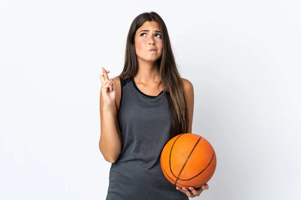 Basketbol Oynayan Genç Brezilyalı Kadın Beyaz Arka Planda Izole Edilmiş — Stok fotoğraf
