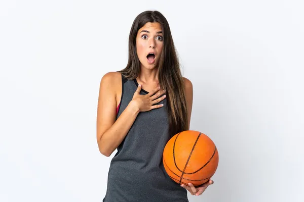 Молодая Бразильская Женщина Играющая Баскетбол Белом Фоне Удивлена Шокирована Глядя — стоковое фото