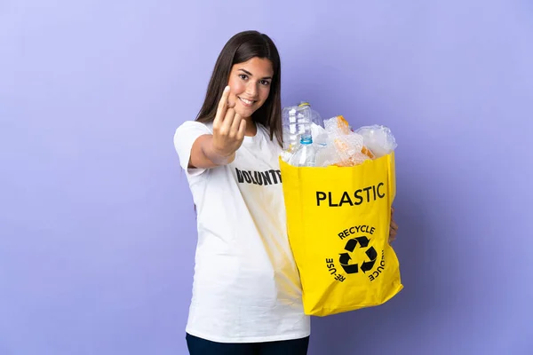Mujer Brasileña Joven Sosteniendo Una Bolsa Llena Botellas Plástico Para —  Fotos de Stock
