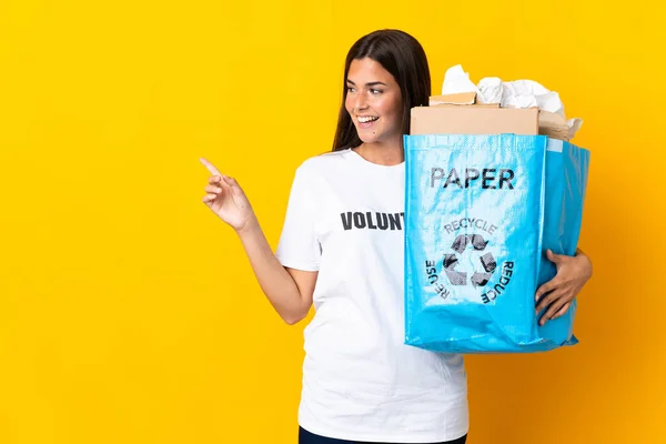 Mladá Brazilská Dívka Drží Recyklační Sáček Plný Papíru Recyklaci Izolovaných — Stock fotografie