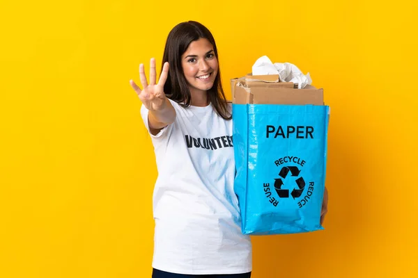 Junges Brasilianisches Mädchen Hält Eine Recyclingtüte Voller Papier Zum Recyceln — Stockfoto