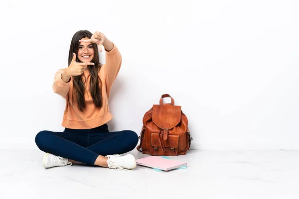 Молодая Студентка Бразилька Сидящая Полу Фокусирующая Лицо Символ Обрамления — стоковое фото