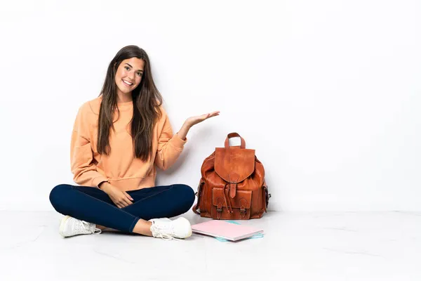 Młoda Brazylijska Studentka Siedząca Podłodze Prezentująca Swój Pomysł Uśmiechnięta — Zdjęcie stockowe