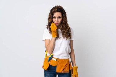 Beyaz arka planda izole genç elektrikçi şüpheleri var